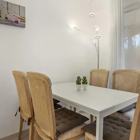 Beau 46m2, Piscine, Proche Centre Et Du Port De